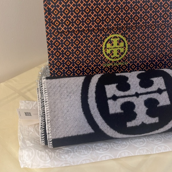 BNWT: Tory Burch scarf (black and white) 100% wool - Picture 8 of 11